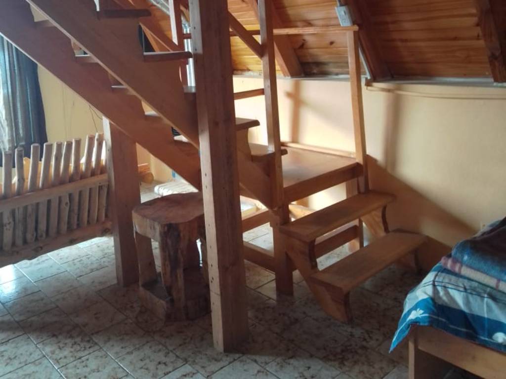Escalera de madera a la planta alta