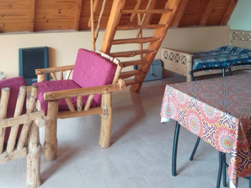 Living-comedor con sillones de madera