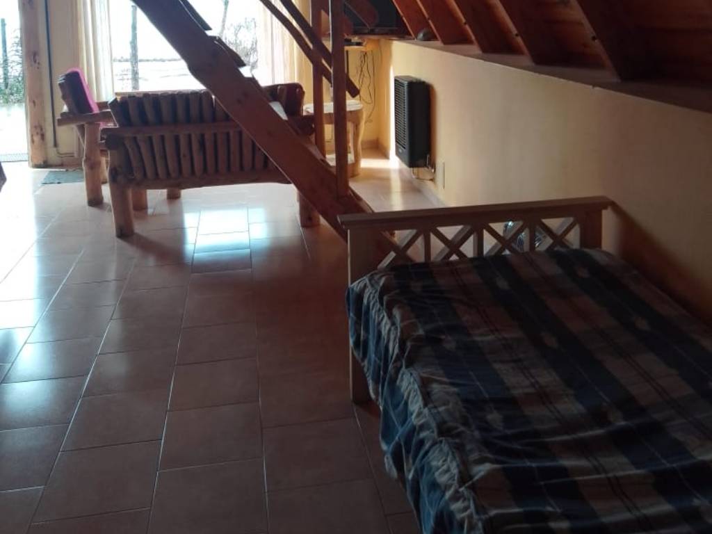 Ambiente principal con escalera de madera