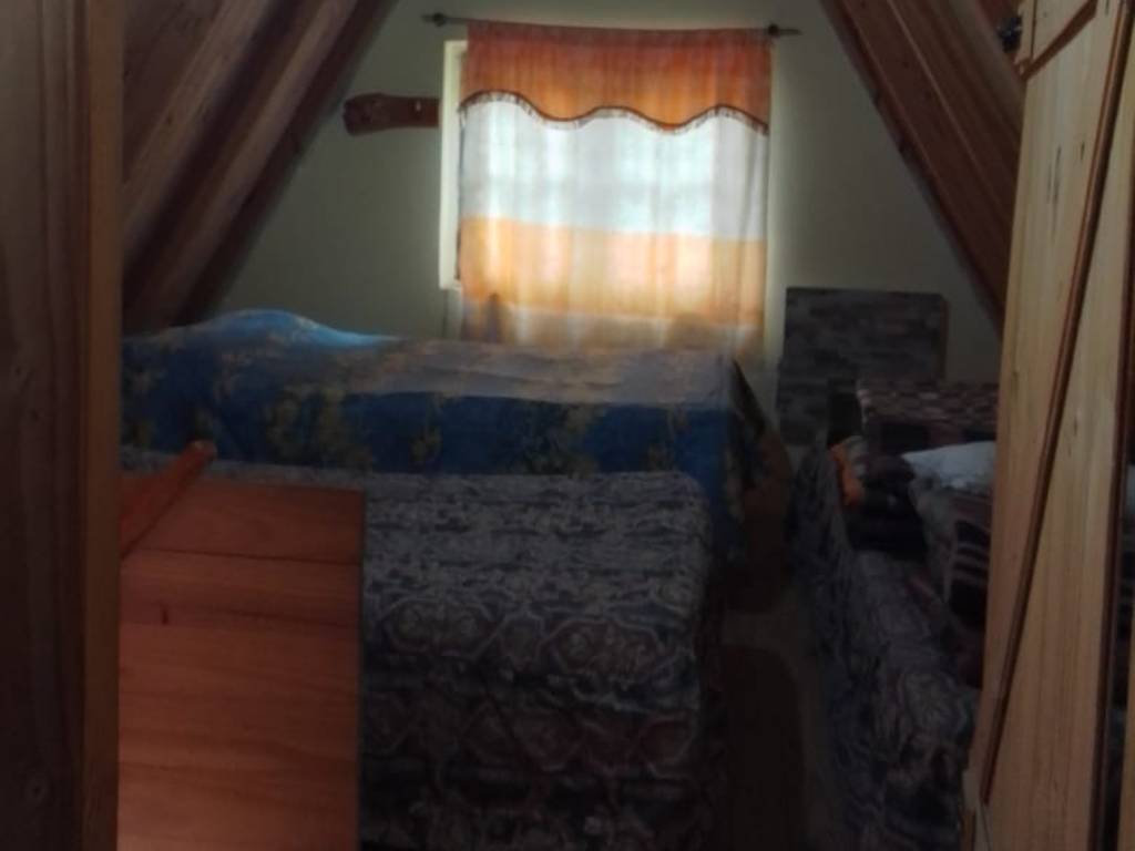 Dormitorio bajo el techo de madera