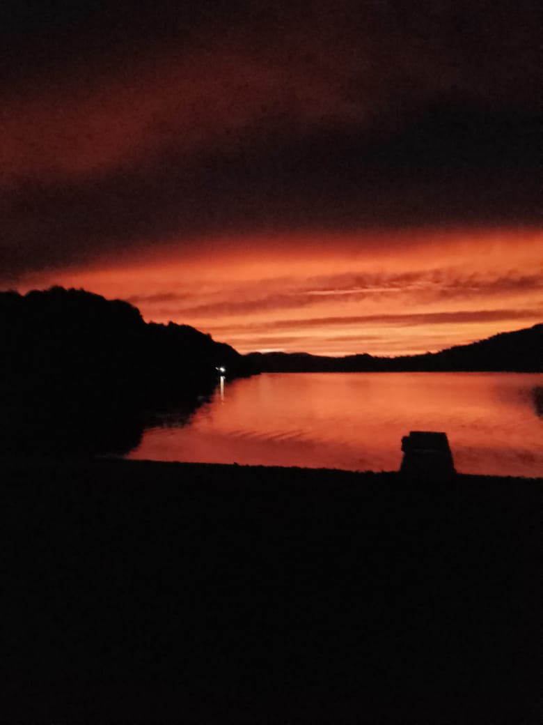 Cielo de fuego sobre el lago
