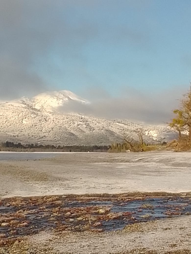 El lago con nieve en los cerros