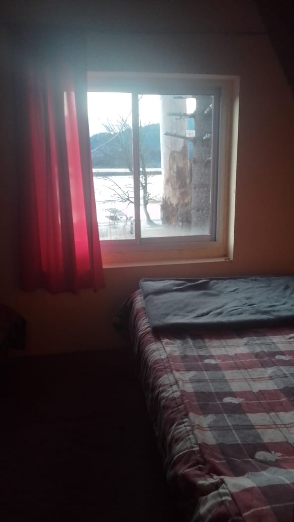 Dormitorio con ventana al lago