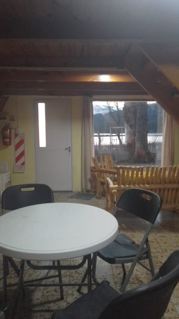 Comedor con ventanal al lago