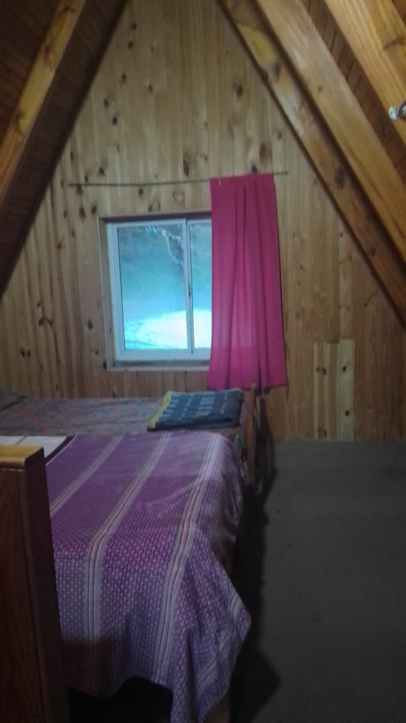 Dormitorio bajo el techo de madera