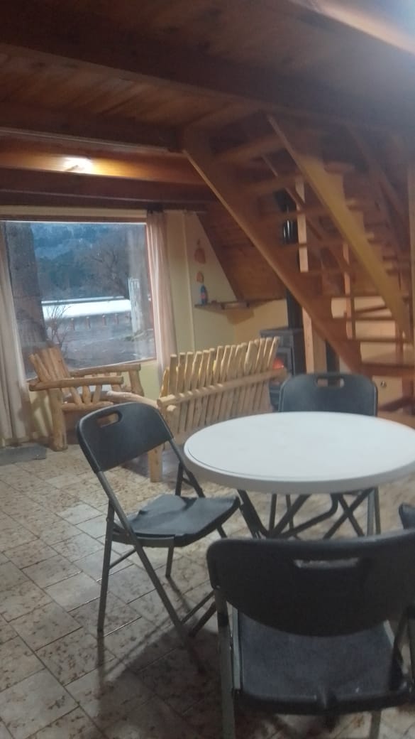 Comedor y escalera de madera