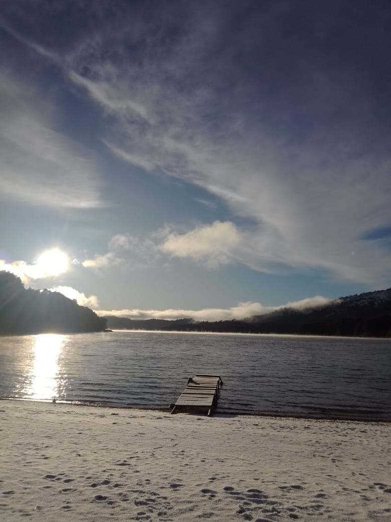 Muelle sobre el lago en invierno