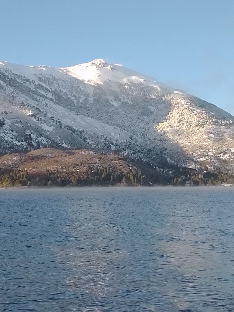 El lago y el cerro nevado