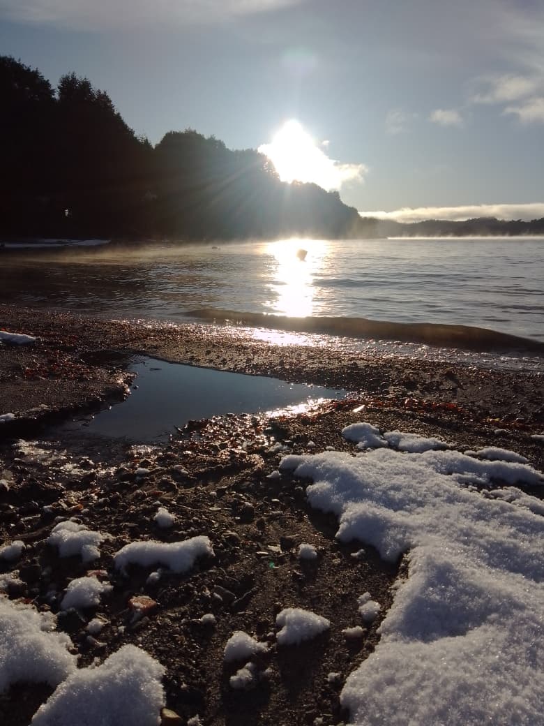 La costa del lago en invierno