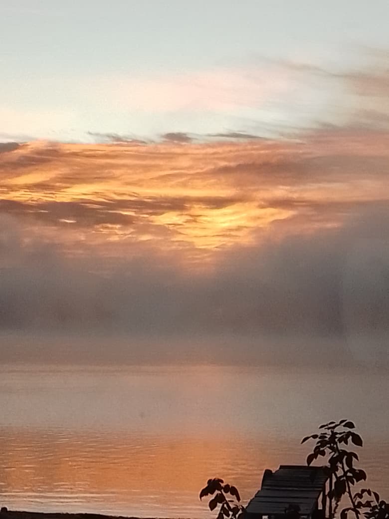 Amanecer con neblina sobre el lago