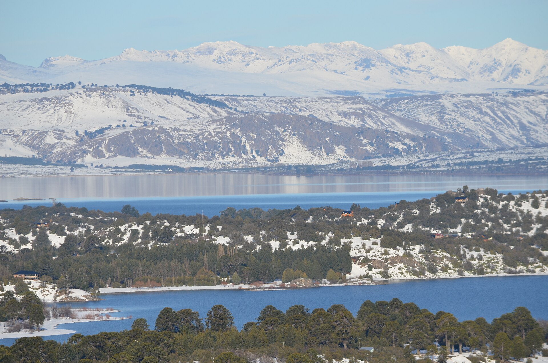 Villa Pehuenia y la cordillera nevada
